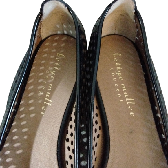 Bettye Muller Janae Black Perforated Leather Flats Women's Slip-On Loafers 8.5 - Picture 4 of 10